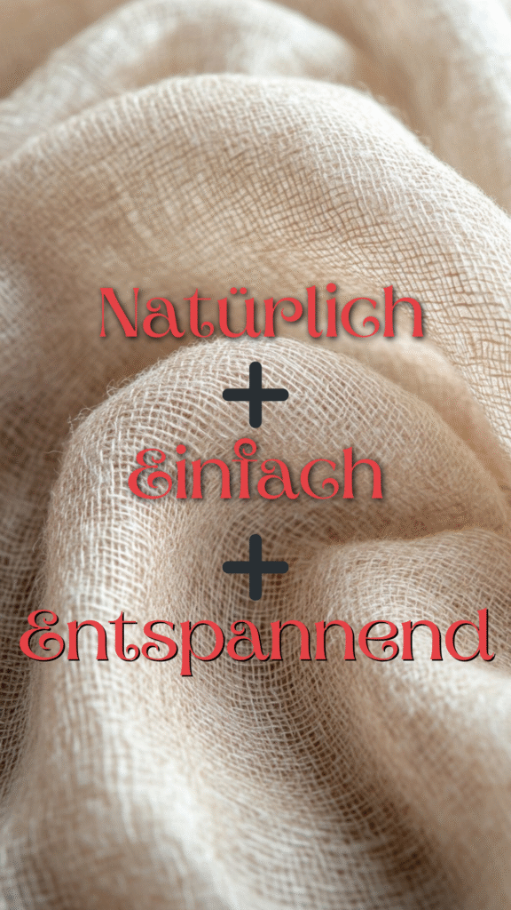 Schlichte Nahaufnahme eines naturfarbenen Leinenstoffs mit dem Text: Natürlich. Einfach. Entspannend. – minimalistisches Motiv zur Darstellung natürlicher Pflegeprodukte.
