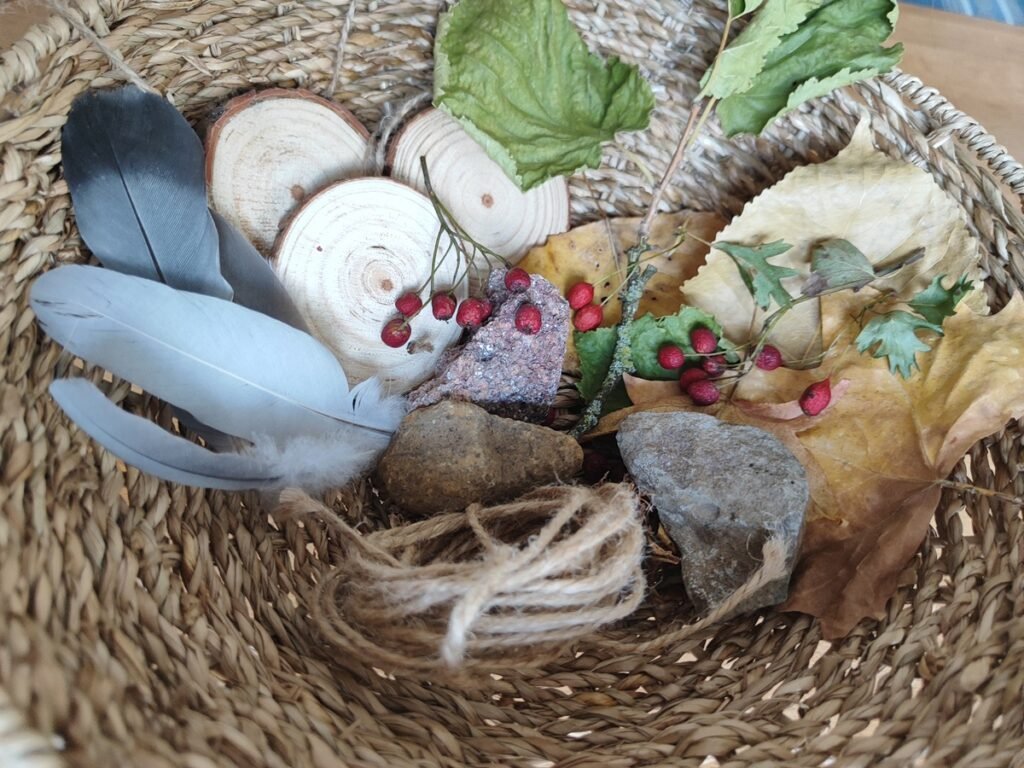 Mobile selber machen aus Naturmaterialien, die man selbst in der Natur gesammelt hat
